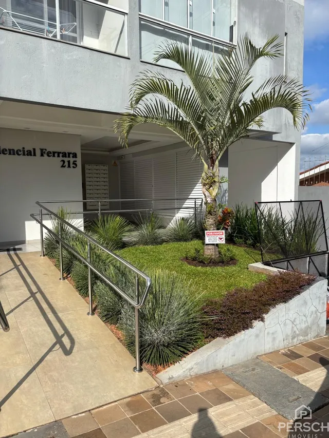 Vista externa do jardim e calçada de uma residência em Lajeado, Brasil.