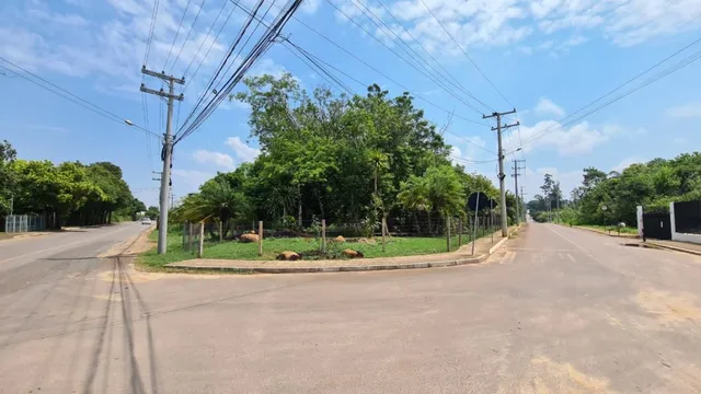 Vista da rua em Lajeado, Brasil, com vegetação ao fundo.