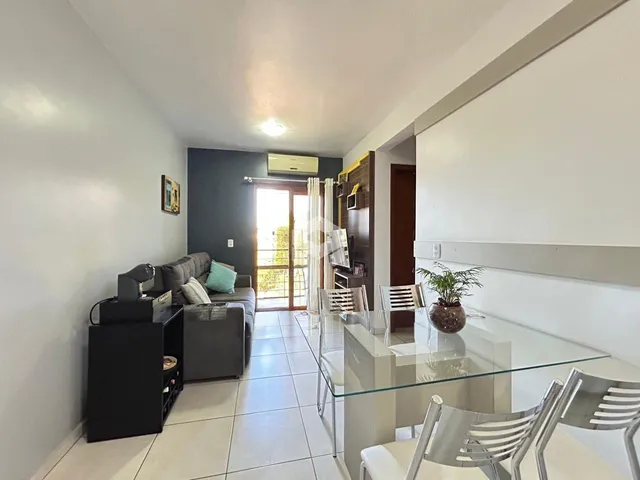 Sala de estar com vista para o exterior e área de jantar em um imóvel em Lajeado.