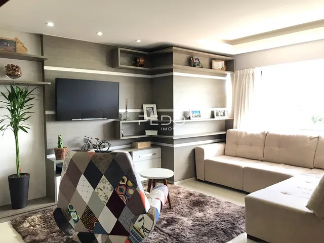 Sala de estar moderna com sofá e estantes em um apartamento no Brasil.