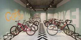 Interior de um espaço com bicicletas estacionadas em um ambiente moderno.