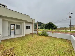 Fachada de uma casa em Lajeado, Brasil, com jardim gramado na frente.