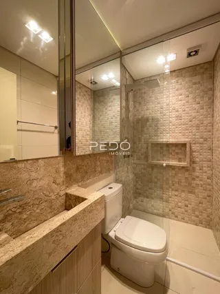 Foto do interior de um banheiro com revestimento de cerâmica.