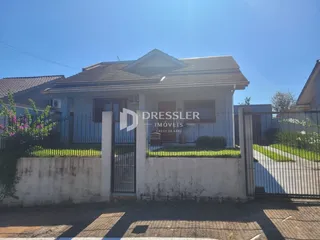 Fachada de uma casa em Lajeado, Brasil, com cerca e portão.