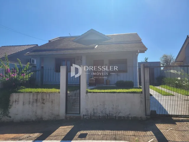 Fachada de uma casa em Lajeado, Brasil, com cerca e portão.