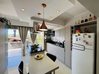 Sala de estar e cozinha de um imóvel em Lajeado.