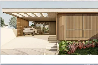 Fachada moderna de uma residência com revestimento de madeira e área externa pavimentada.