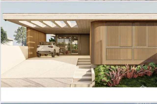 Fachada moderna de uma residência com revestimento de madeira e área externa pavimentada.