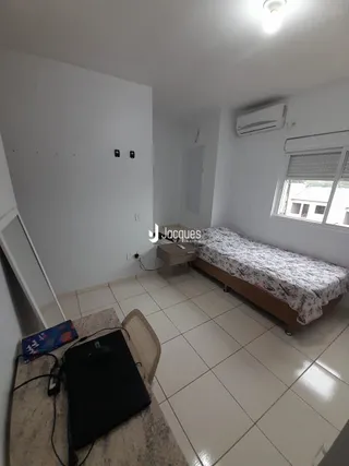 Quarto interno com piso de cerâmica e ar-condicionado instalado.