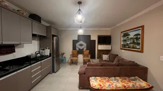 Sala de estar e cozinha de um apartamento em Lajeado, Brasil.