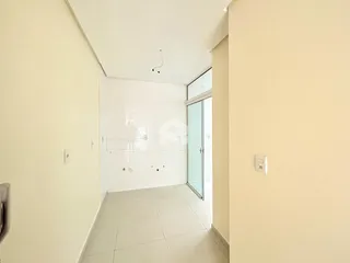 Corredor interno de um imóvel em Lajeado com piso de cerâmica.