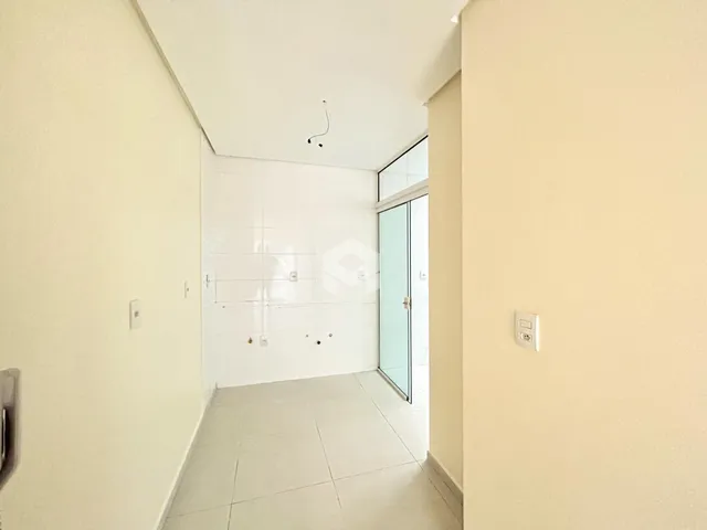 Corredor interno de um imóvel em Lajeado com piso de cerâmica.