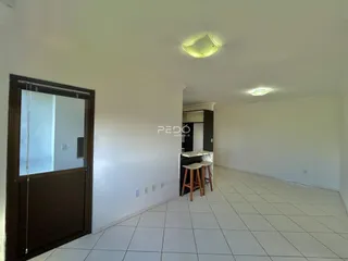Ambiente interno com piso de cerâmica e paredes brancas.