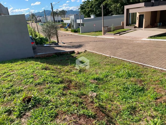 Vista externa de uma residência com jardim e área pavimentada em Lajeado.