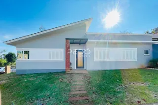 Fachada de uma casa em Lajeado, Brasil, com jardim gramado.