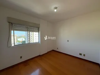 Sala de estar com piso de madeira e vista da cidade.