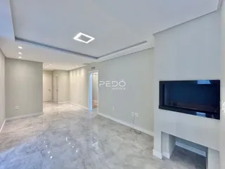 Hall de entrada com piso de cerâmica claro.