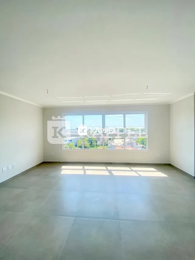 Sala ampla com grande janela voltada para o exterior.