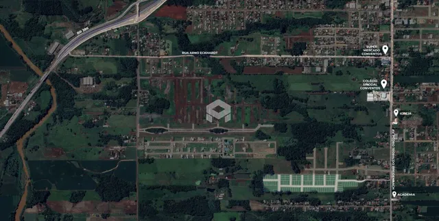 Vista aérea de uma propriedade rural com vegetação densa e áreas abertas.