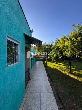 Fachada de uma casa azul-turquesa em Lajeado, Brasil.
