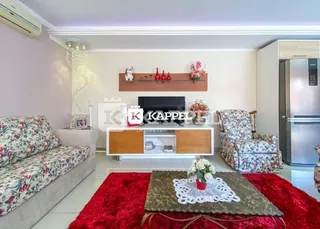 Sala de estar com sofá e lareira decorada.