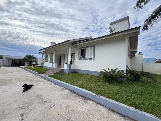 Fachada de uma casa em Lajeado, Brasil, com jardim e área de acesso.
