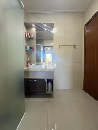 Interior de um banheiro com bancada e espelho.