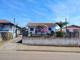 Vista externa de casas em Lajeado, Brasil, com muro frontal.