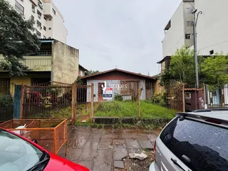 Vista externa de uma propriedade em Lajeado, Brasil, com cerca e vegetação.