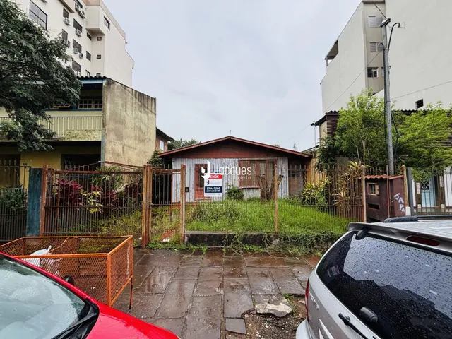 Vista externa de uma propriedade em Lajeado, Brasil, com cerca e vegetação.
