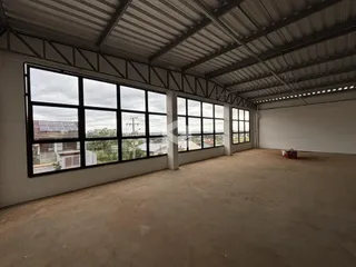 Imagem de um espaço amplo com grandes janelas em um imóvel.