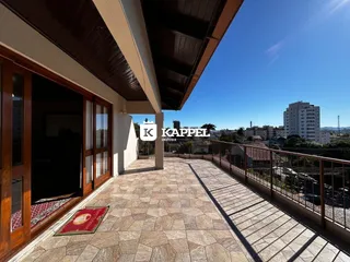 Varanda com piso de cerâmica e vista para a paisagem urbana.