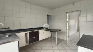 Vista interna de uma cozinha com revestimento de cerâmica branca.