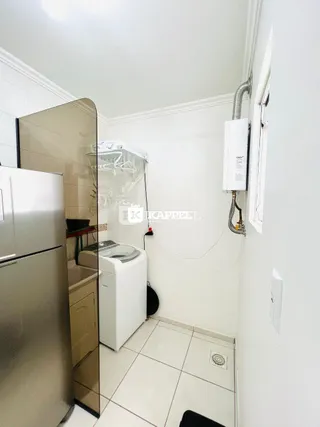 Foto de uma área interna com geladeira e piso de cerâmica em um imóvel.