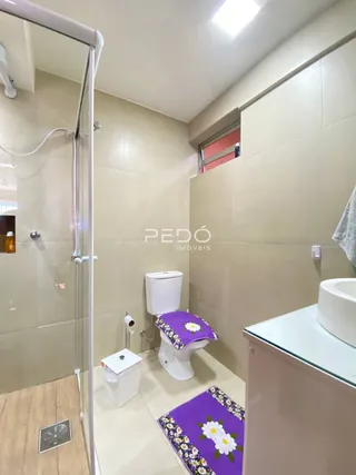 Foto de um banheiro interno com box de chuveiro e vaso sanitário.