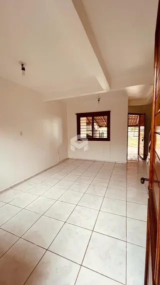 Foto de um ambiente interno com piso de cerâmica claro.