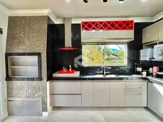 Foto de uma cozinha moderna com armários brancos e revestimento preto.