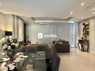Sala de estar moderna com sofá grande e decoração elegante.