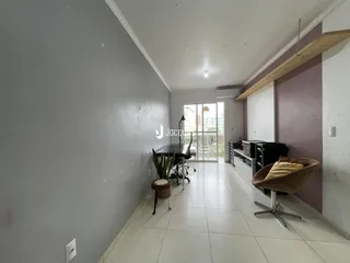Corredor com paredes brancas e piso de cerâmica claro em uma propriedade.