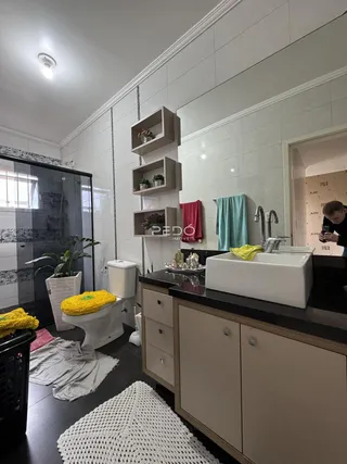 Foto de um banheiro moderno com revestimento de cerâmica e box de vidro.