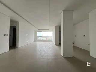 Corredor interno de um imóvel com paredes brancas e piso claro.