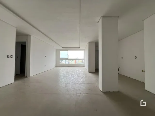 Corredor interno de um imóvel com paredes brancas e piso claro.