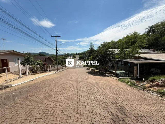 Vista da rua pavimentada em uma área residencial em Lajeado, Brasil.