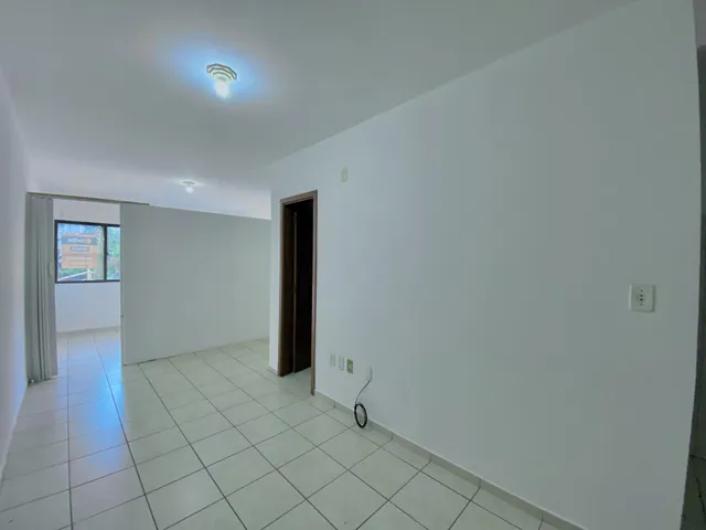 Esta é uma sala com piso de cerâmica e paredes brancas.
