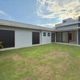 Foto de uma área gramada externa em frente à residência.