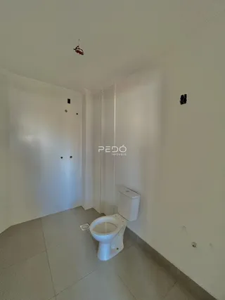Foto de um banheiro interno com piso de cerâmica claro.