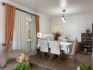 Uma sala de jantar com mesa e cadeiras em um apartamento.