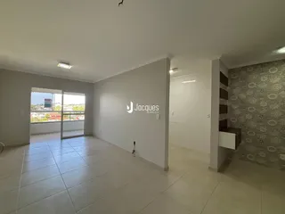 Sala de estar com piso de cerâmica e parede texturizada.
