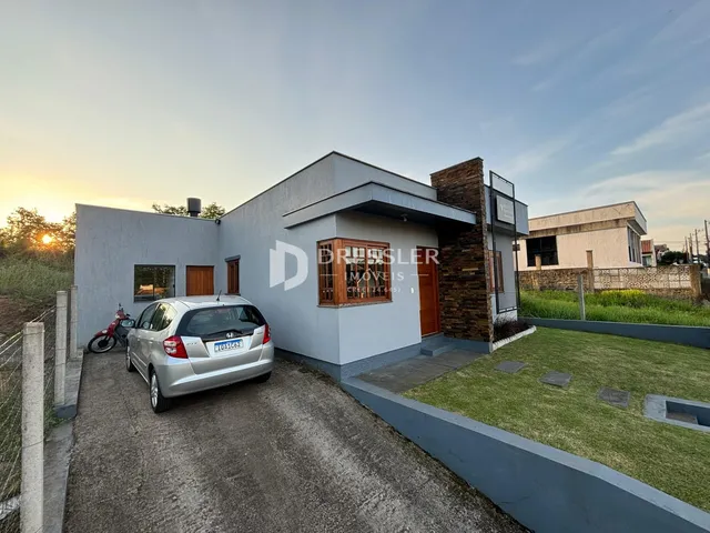 Vista externa de uma residência em Lajeado, Brasil, com jardim e garagem.