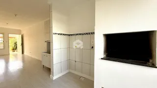 Ambiente interno de uma sala com piso de cerâmica e parede branca.